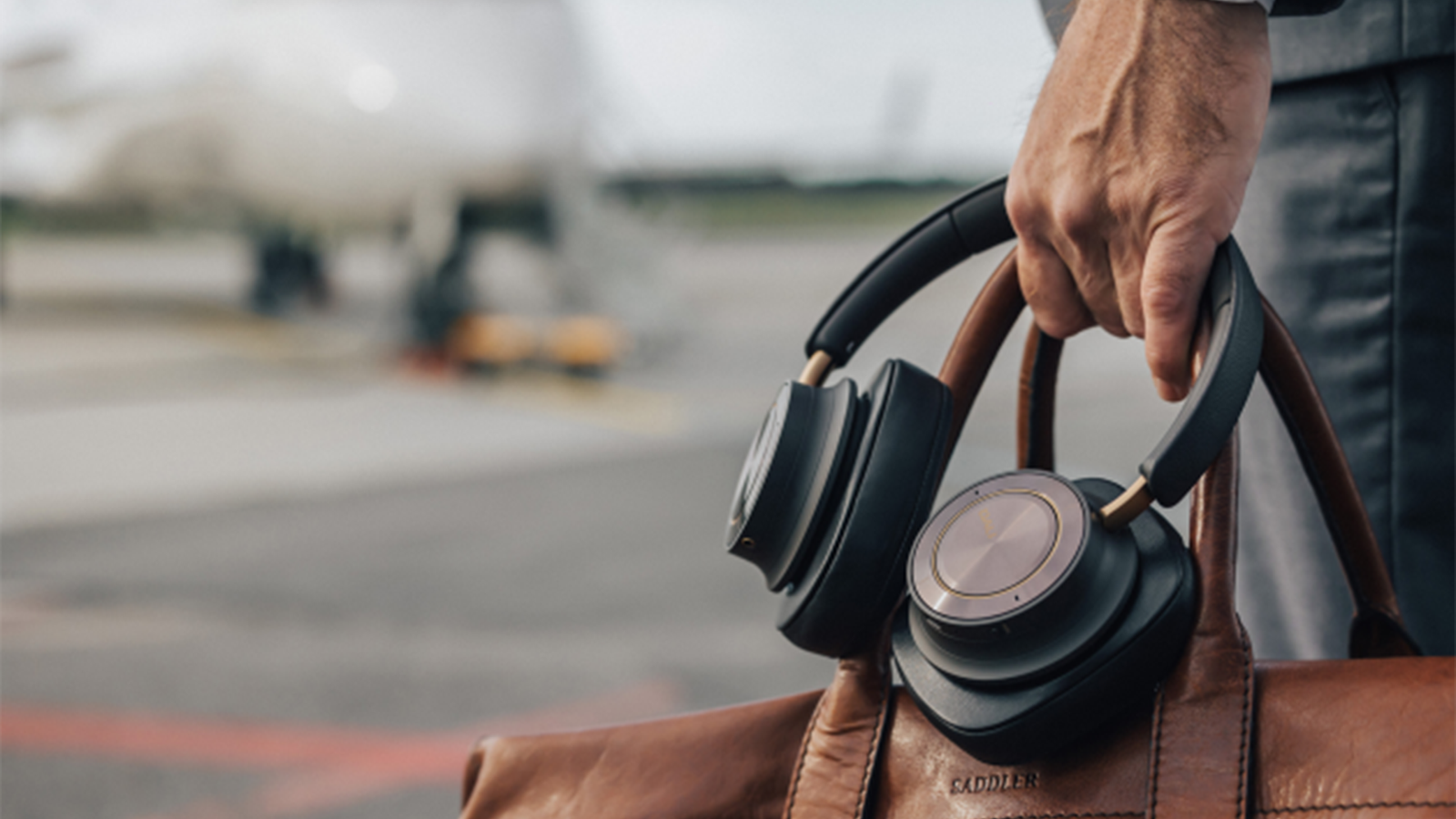 DALI-IO-12-airport-travelling